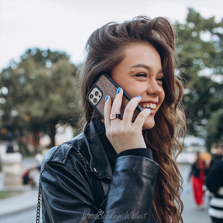 Чохол зі шкіри та дерева з гравіюванням.